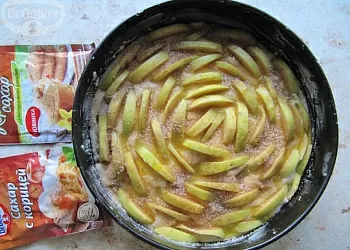 Яблочный пирог с корицей