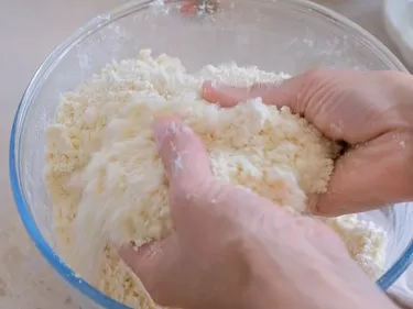  Перетираем муку с маслом в мелкую крошку.