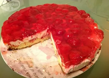 Торт с клубникой и творогом