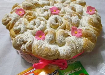 Изысканный пирог "Букет роз"