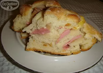 Пирог с колбасой и сыром