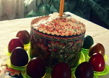 Пасхальный кулич с изюмом