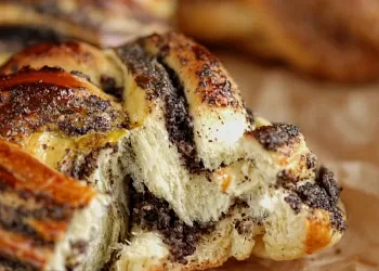Плетенки с маком и корицей
