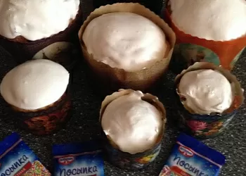 Кулич с изюмом и цукатами