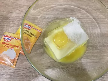 Заранее размягченное сливочное масло порубить на кусочки (или немного подтопить в СВЧ-печи). Затем к нему добавляем яйцо, сахар и растираем всё до однородной структуры.