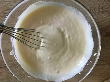Добавляем йогурт (любой густой по вкусу), слегка размешаем и добавляем муку. Размешаем до однородности.
