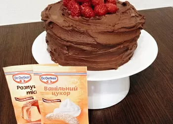 Шоколадный торт с малиной