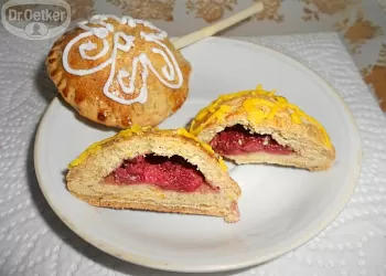 Ягодные пирожки на палочках