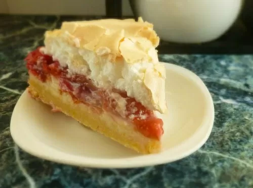 Фото рецепта Сливовый пирог с меренгой