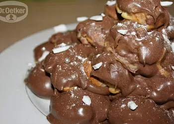 Шоколадная елка из профитролей