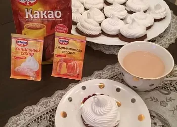 Меренга на шоколадном печенье