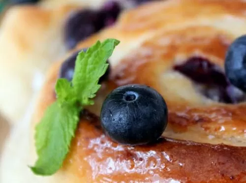 Фото рецепта Плюшки с творогом и ягодами