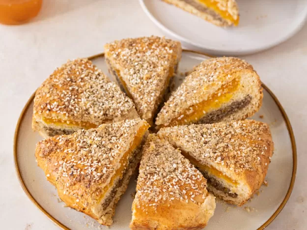 Пирог с курагой и орехами