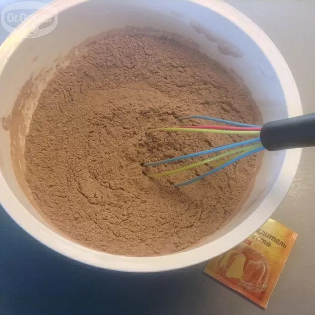 Смешиваем муку и какао