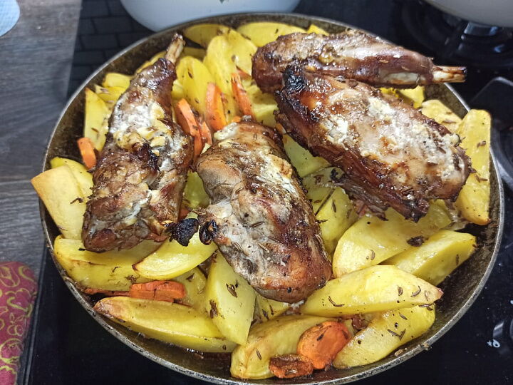 Кролик запеченный в духовке с овощами фото