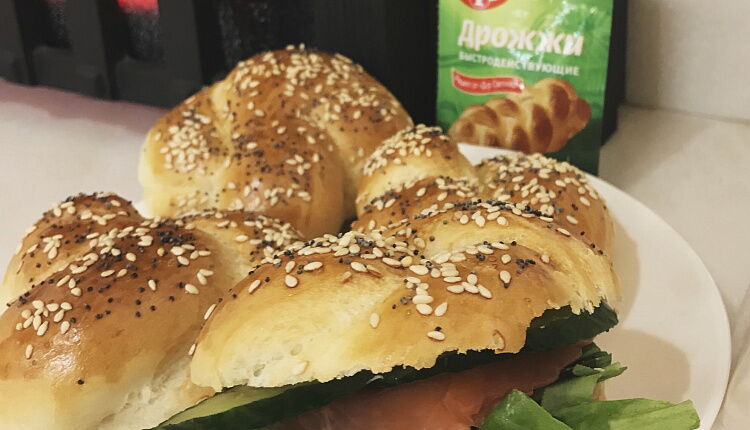 Бейгл с лососем и рукколой