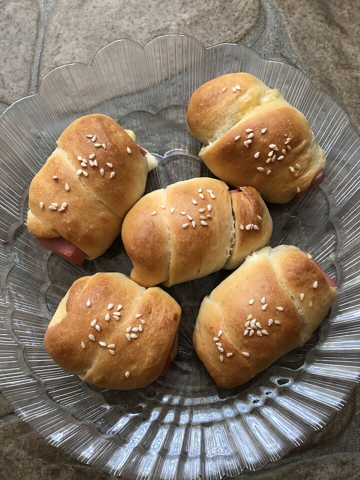 Булочки с колбасой и сыром фото