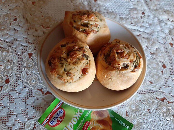 фото рецепта Булочки с чесноком, сыром и зеленью Булочки с чесноком, сыром и зеленью фото