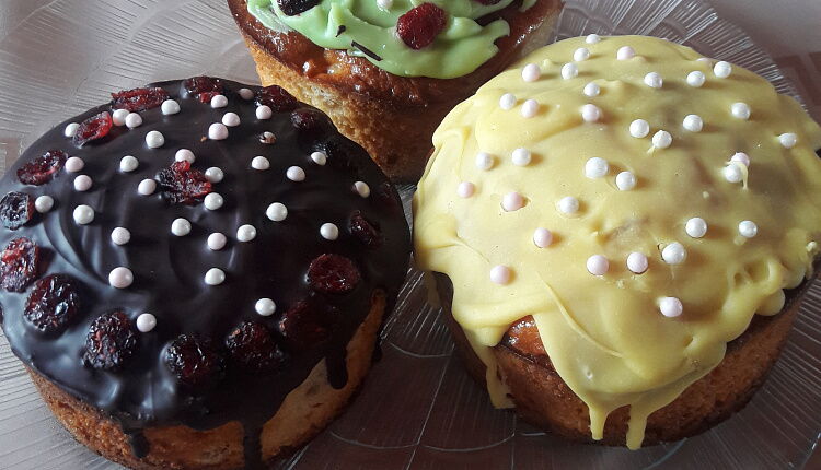 Булочки с глазурью и посыпкой