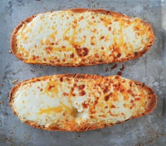 Чесночный батон с сыром фото