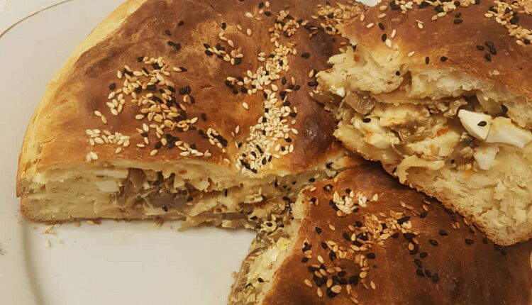 Закрытый пирог с капустой и яйцом