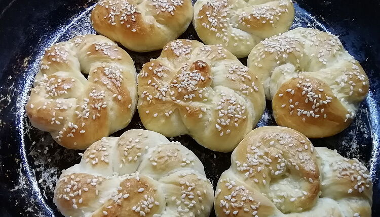Бейгл с лососем и рукколой