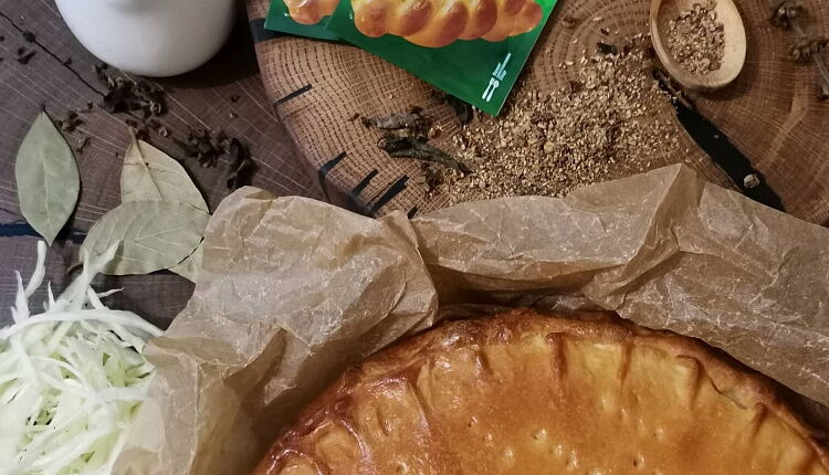 Закрытый пирог с капустой и яйцом