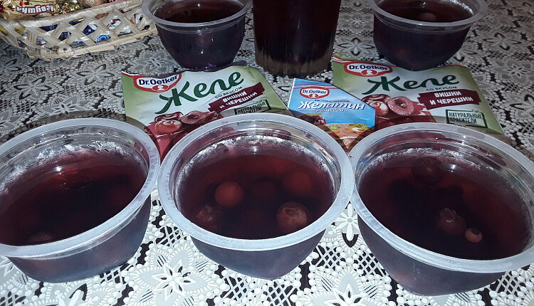 Вишневое и клубничное желе с фруктами