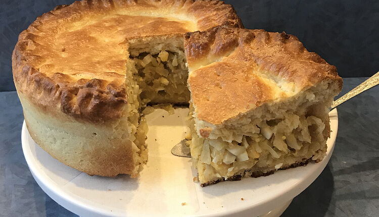 Закрытый пирог с капустой и яйцом