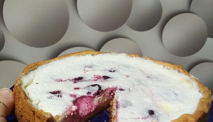 Пирог с творогом и вишней