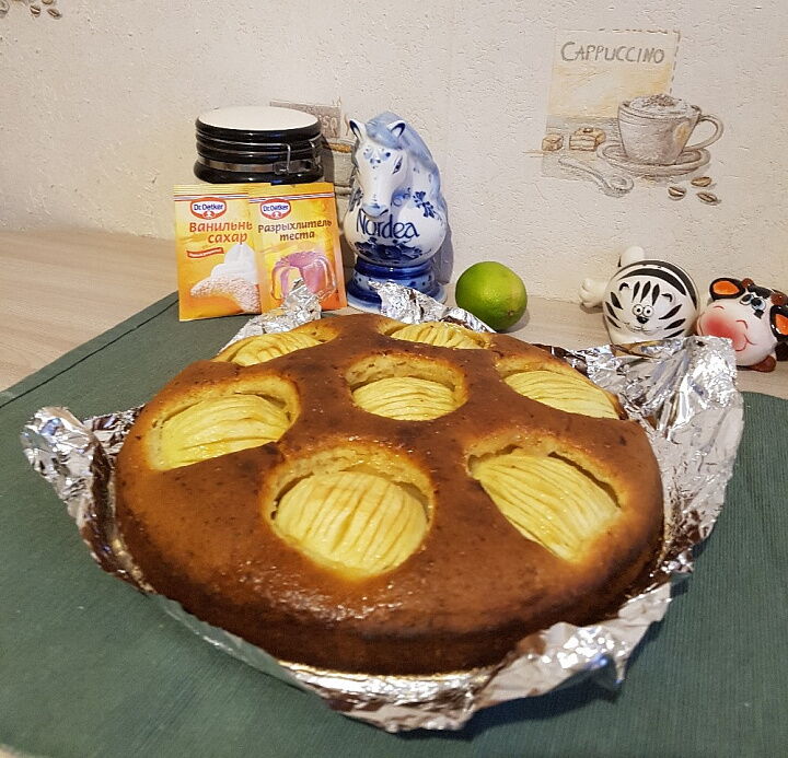 Яблочный "погружённый" пирог фото