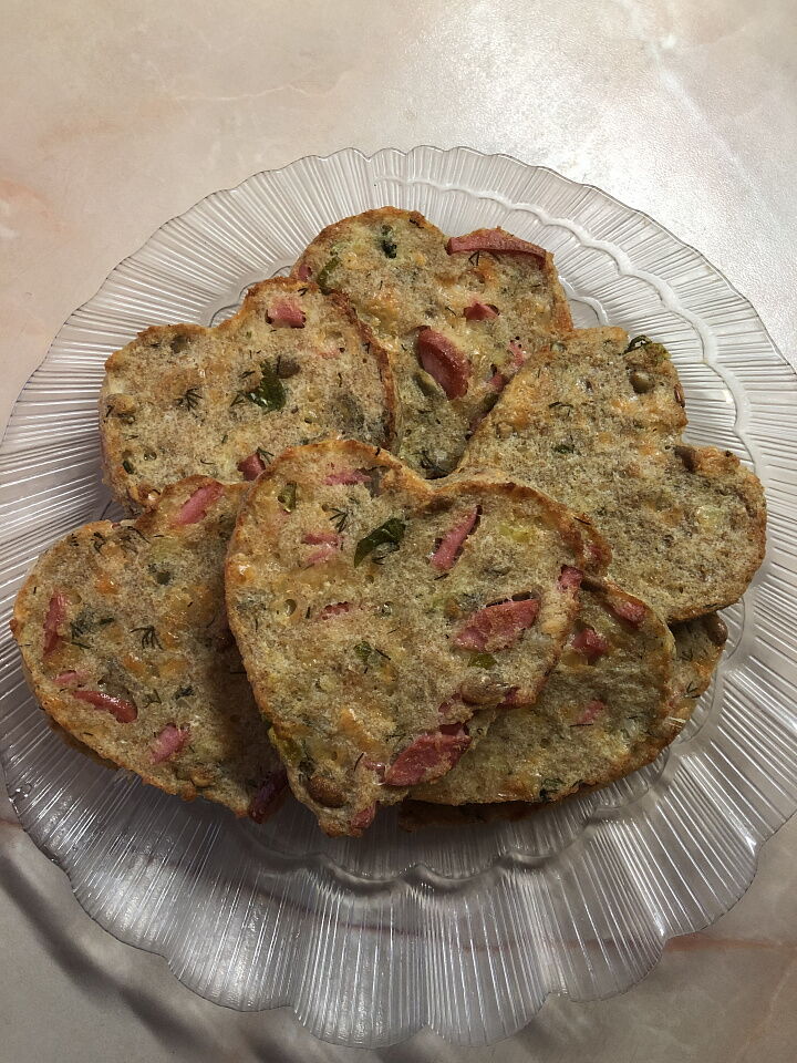 Оладушки из хлеба с сосисками и сыром  фото