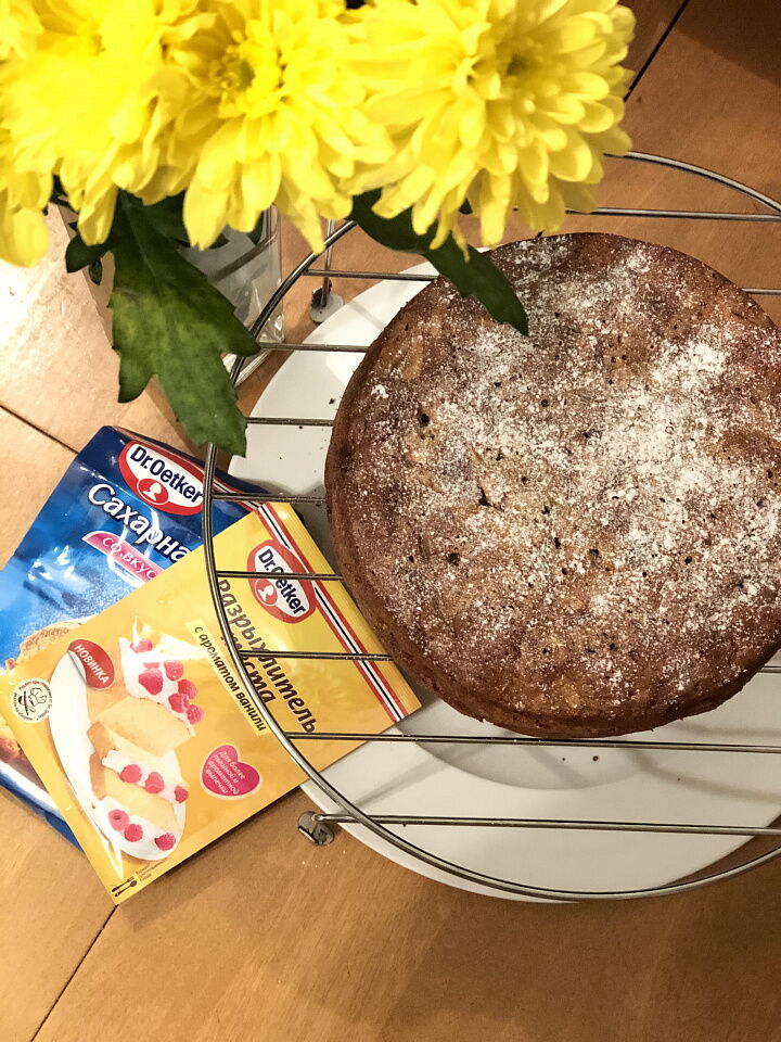 Шарлотка с изюмом и амаретто фото