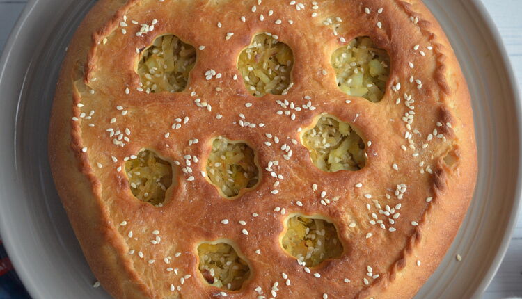 Закрытый пирог с капустой и яйцом