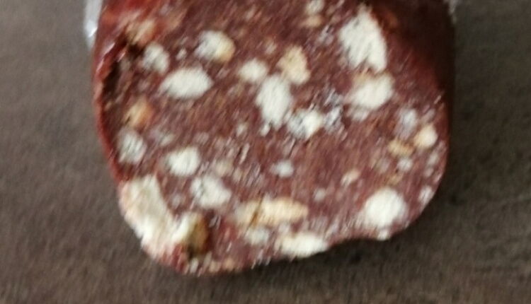 Шоколадная колбаса с печеньем