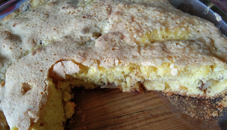 Шарлотка яблочная с корицей и миндальными лепестками