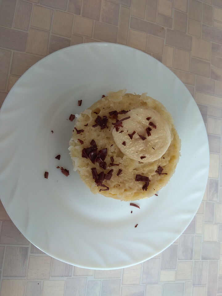 Банановый кекс в кружке фото