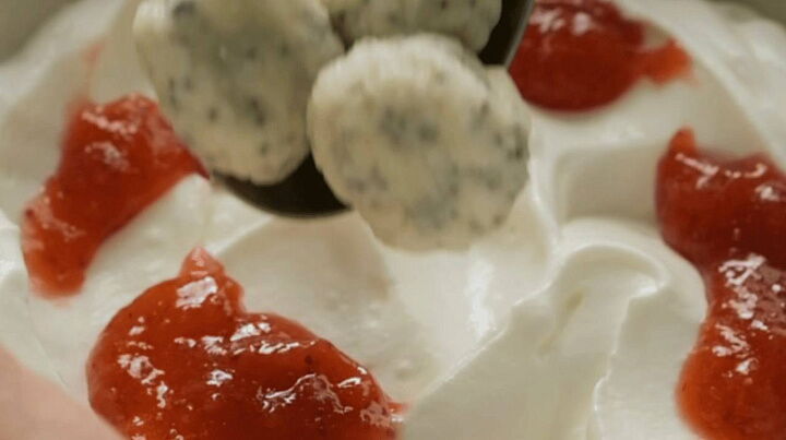 Вареники с маком и клубничным соусом  фото