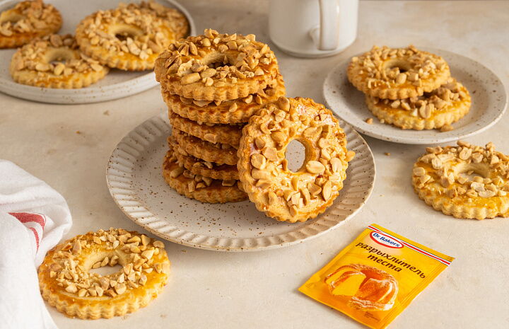 Песочные кольца с хрустящей арахисовой посыпкой фото