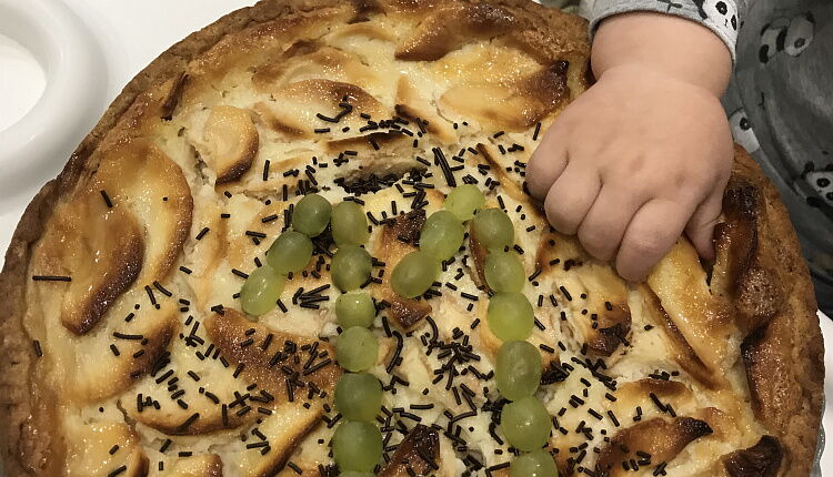 Абрикосовый пирог со сметанной заливкой