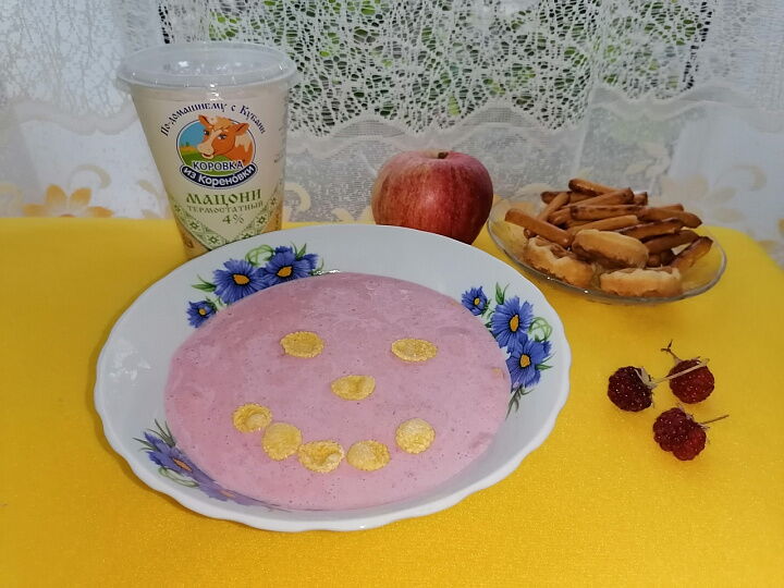 Смузи из банана, мацони, малины с кукурузными хлопьями фото