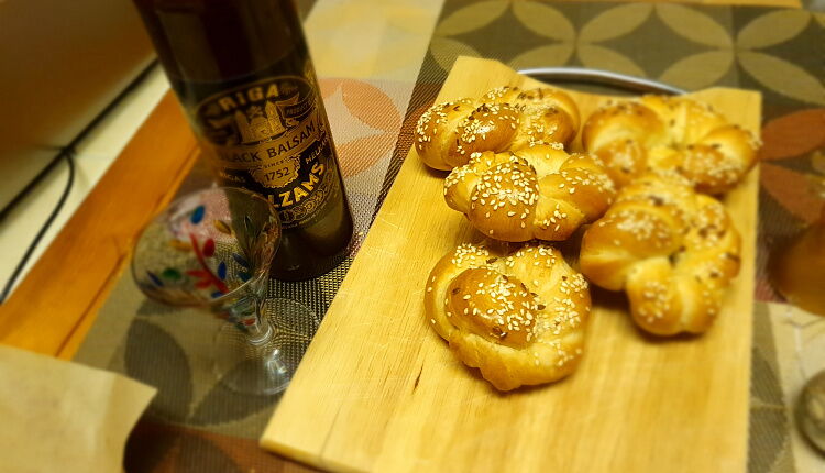 Булочки дрожжевые с маком и кунжутом