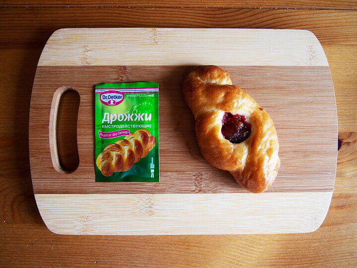 Булочки с красной смородиной фото