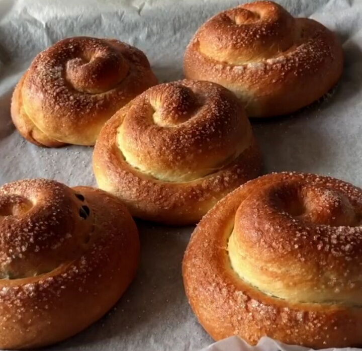 Булoчки c шoкoлaдoм в caxaрной пocыпкoй фото рецепта