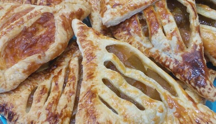Слойки с яблоком 