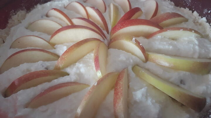 Творожная запеканка с яблоками и изюмом фото