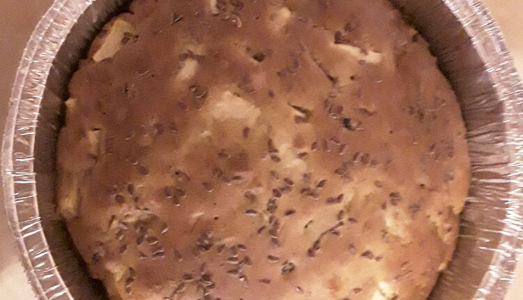 Шарлотка с яблоками и корицей
