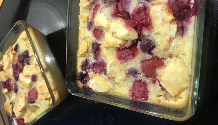 Шарлотка с ягодами и сладким бананом