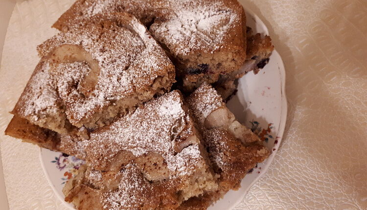 Шарлотка с грушей и яблоками в мультиварке