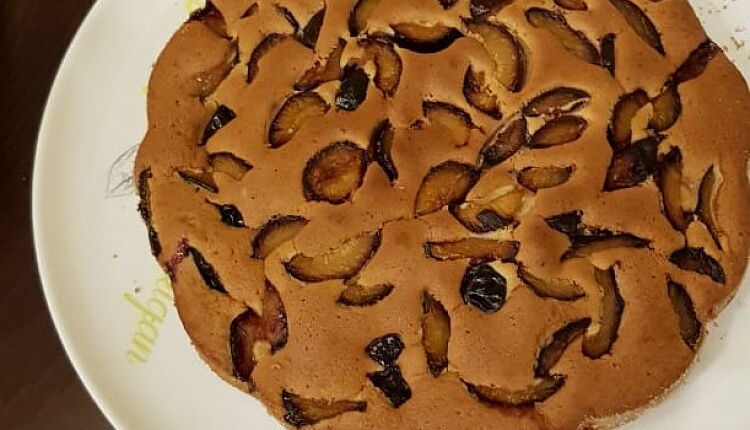 Пряный медовый пирог с вишней, яблоками и грецкими орехами